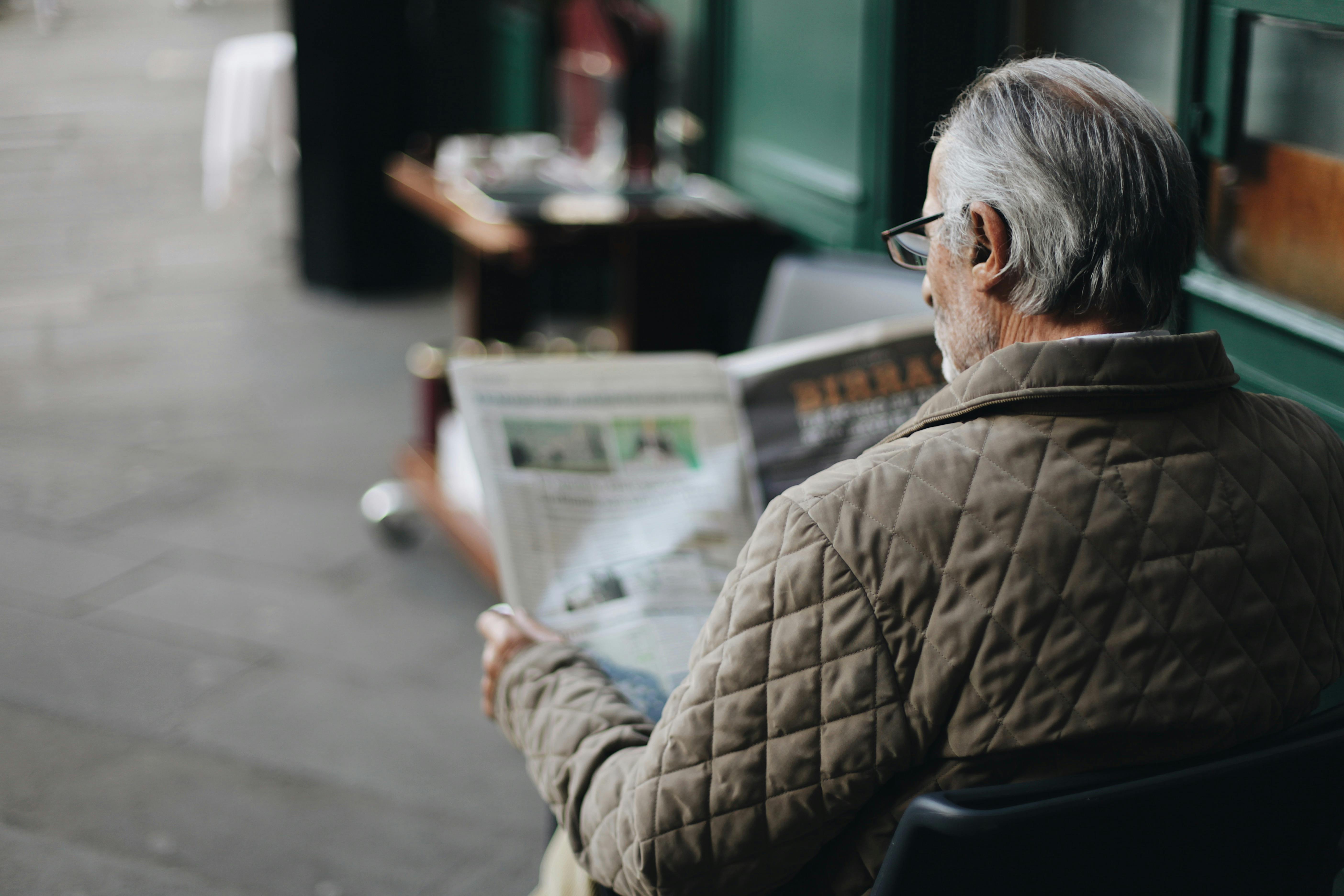 Man reading a newspaper. | Photo: Pexels