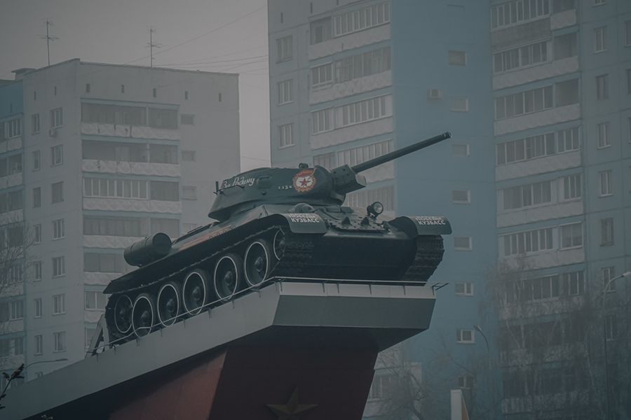Monument cu tanc militar pe piedestal, similar cu monumentele din Tiraspol