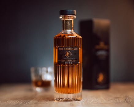 THE SASSENACH - Outlander Scotch Whisky Portrait Bottle & Glass 