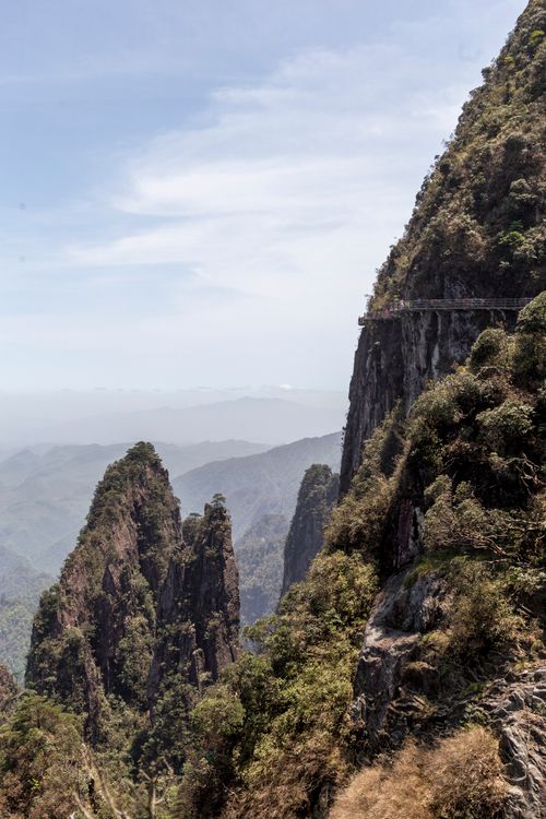 Free Stunning vertical view of rugged mountains and cliffs, ideal for extreme terrain and travel imagery. Stock Photo
