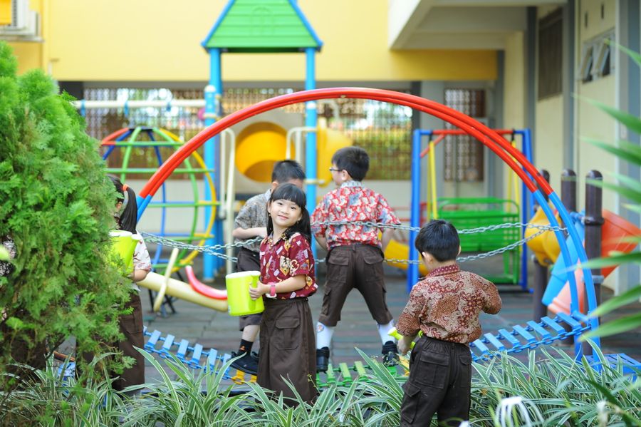 Niños jugando en el área recreativa del colegio