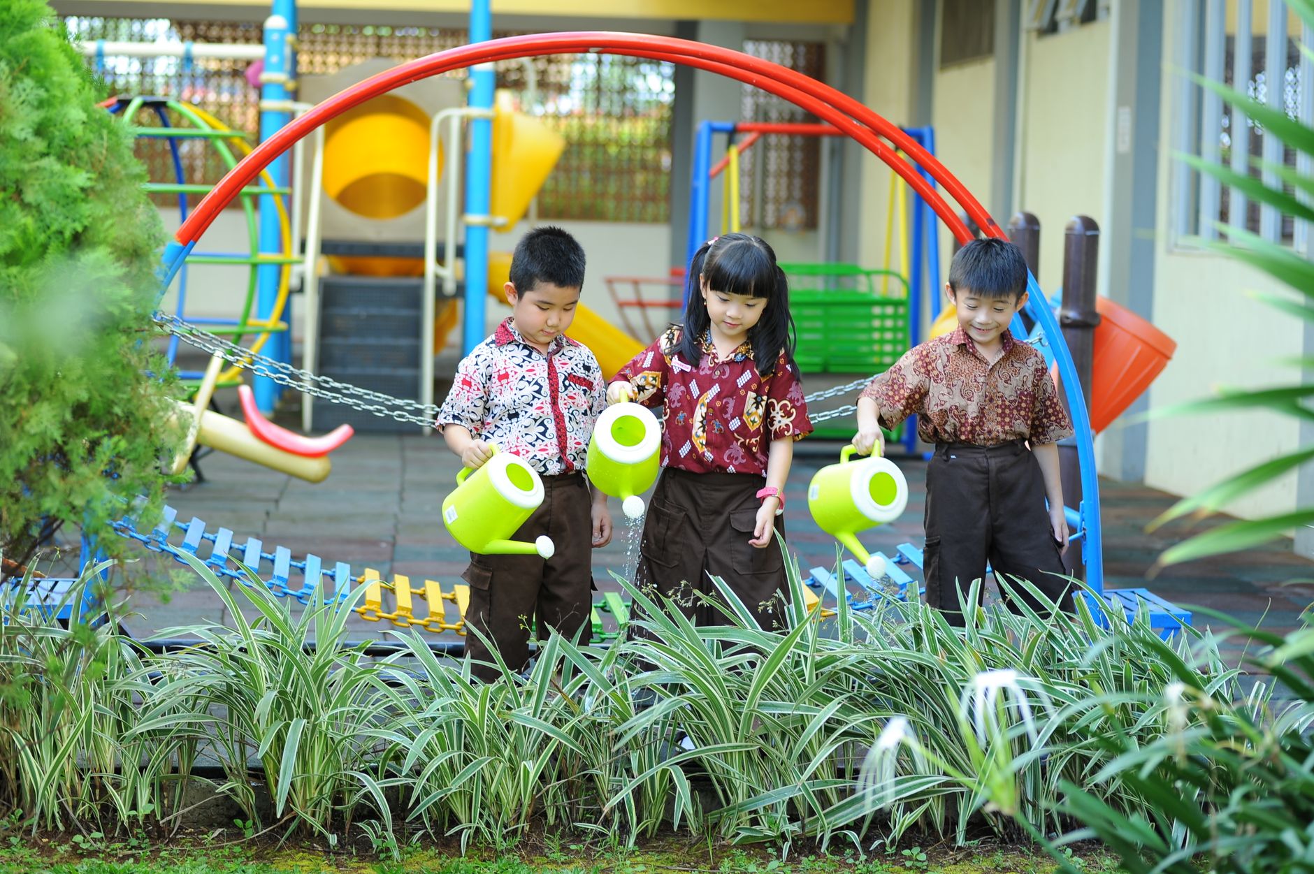 latihan permainan kecil tiga lawan tiga dengan pemain mencari ruang dan menghadapi tekanan bek