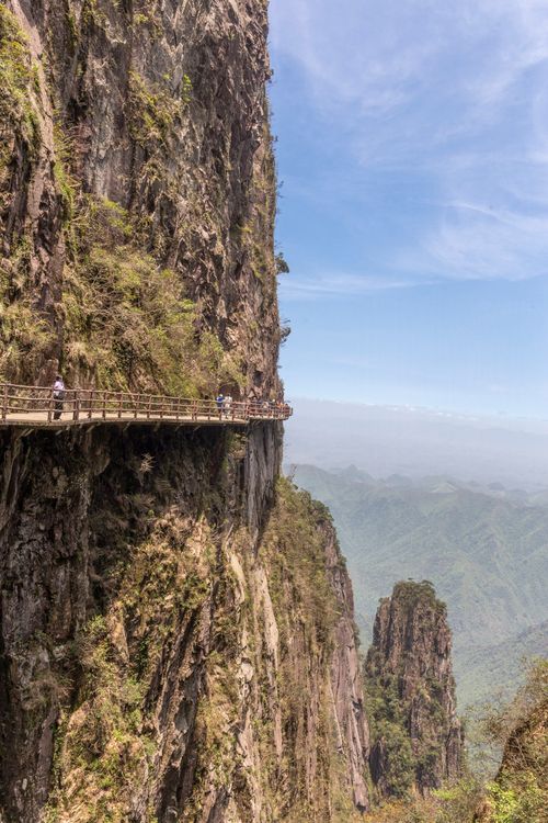 Free Breathtaking view of a pathway along a steep mountain cliff with vast scenic vistas. Stock Photo