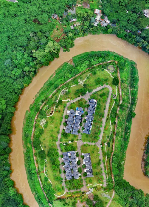 房屋和河流的頂視圖照片