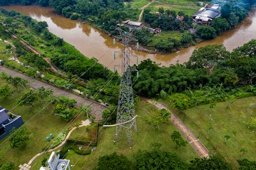 Foto Aérea Da Torre Elétrica Perto De Creek