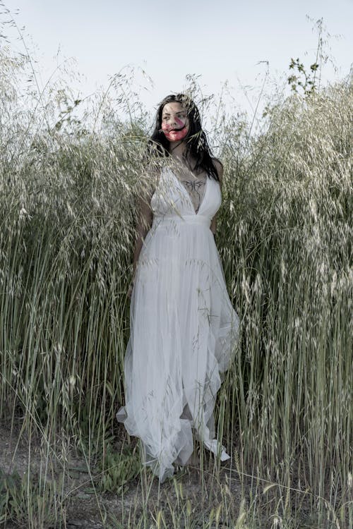 Foto stok gratis bidang, dandan, gaun putih