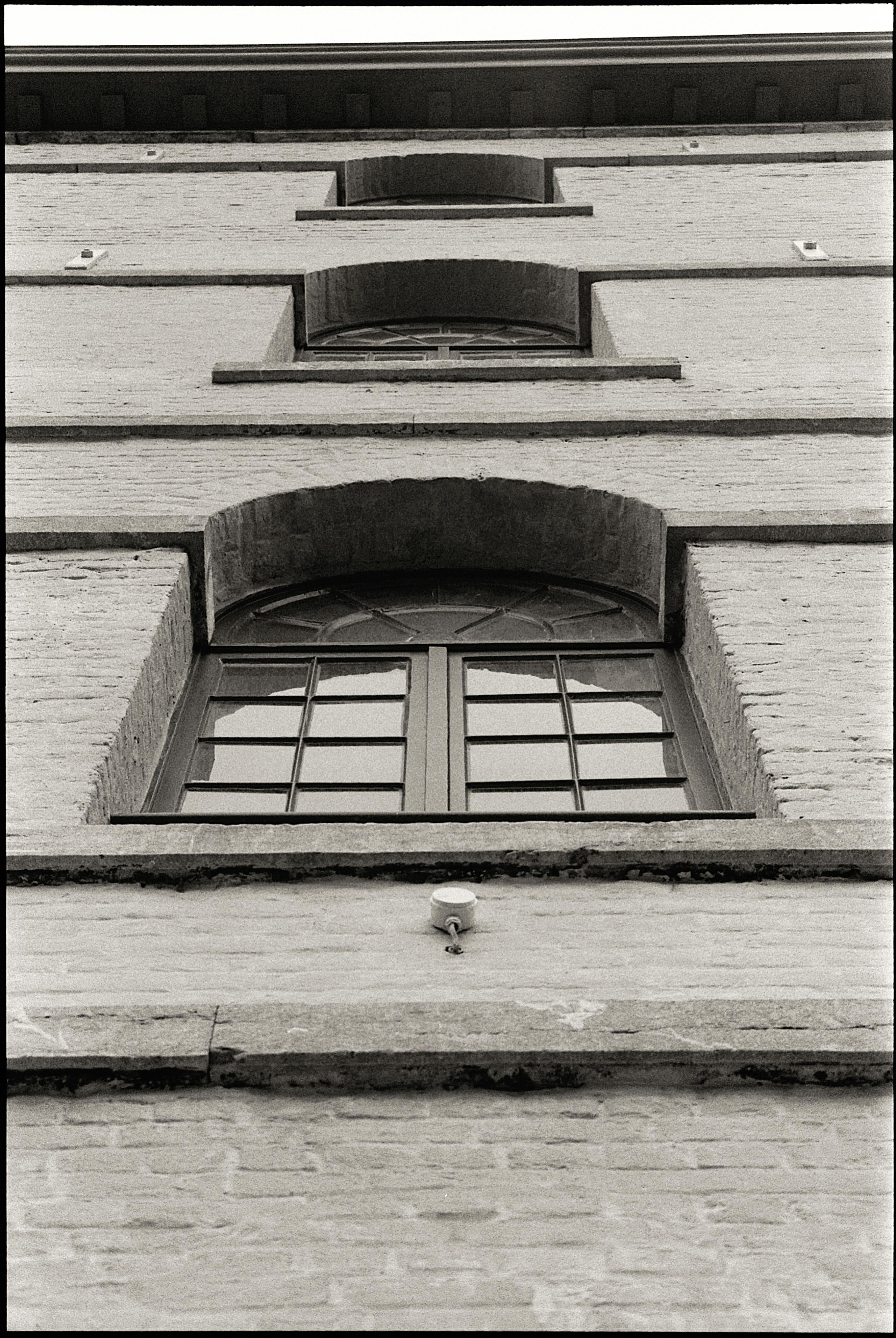 Kostenlos Windows Auf Backsteingebäude Von Unten Gesehen Stock-Foto