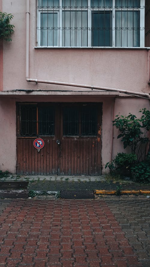 Foto stok gratis jalan basah, kerusakan, pintu garasi