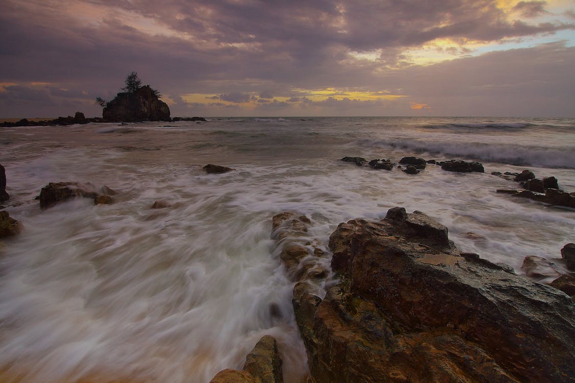 Ücretsiz Gri Gökyüzü Altında Okyanusa Akan Su Stok Fotoğraflar