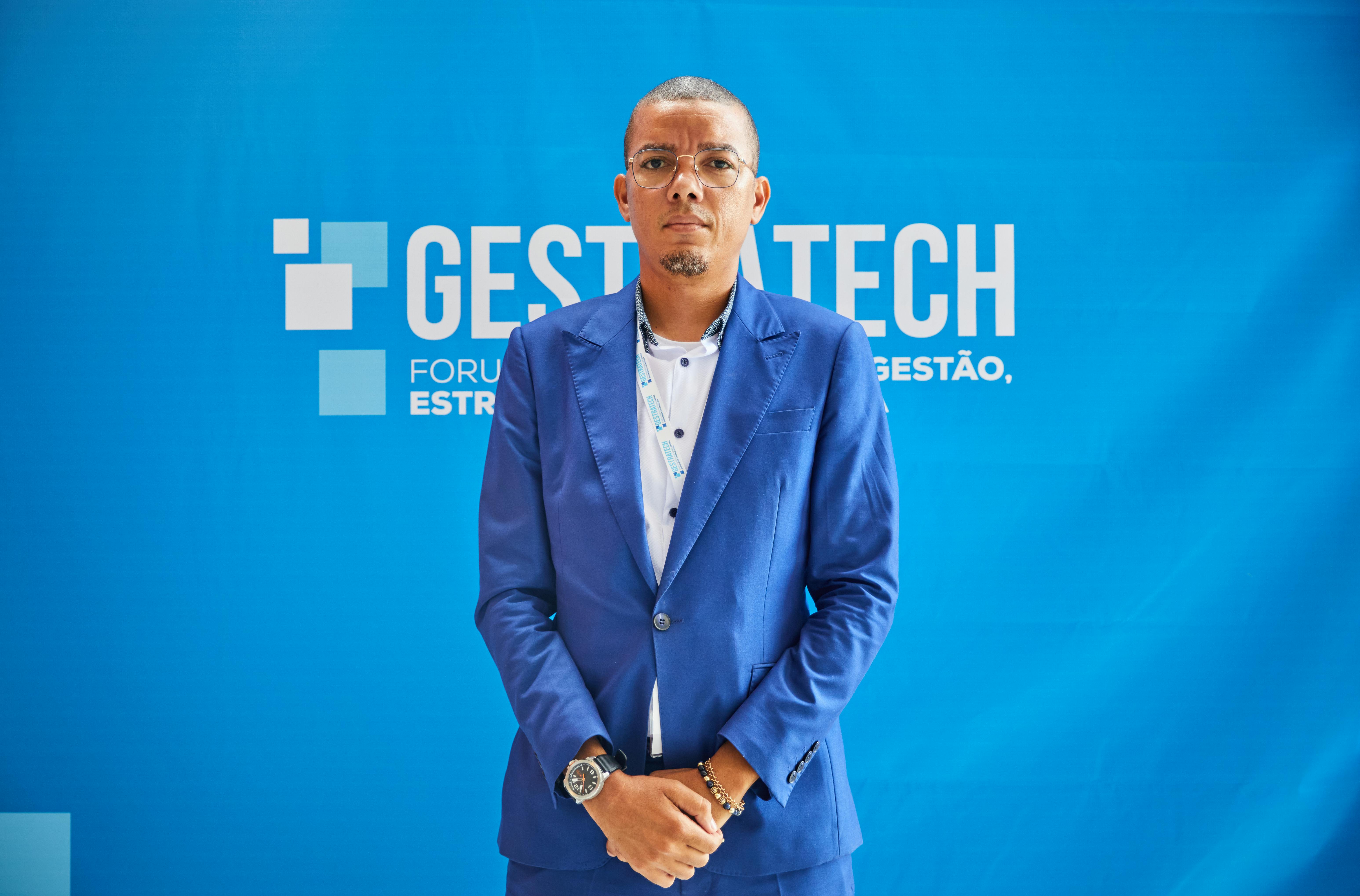 Empresário utilizando Notion para gestão produtiva