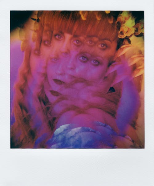 Une Photo Polaroid D'une Femme En Tenue De Fantaisie