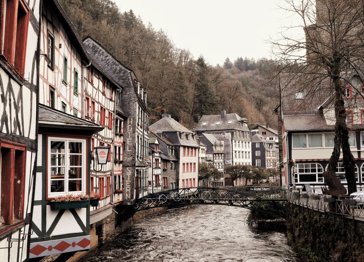 Case cu grinzi aparente pe malul raului, in Monschau