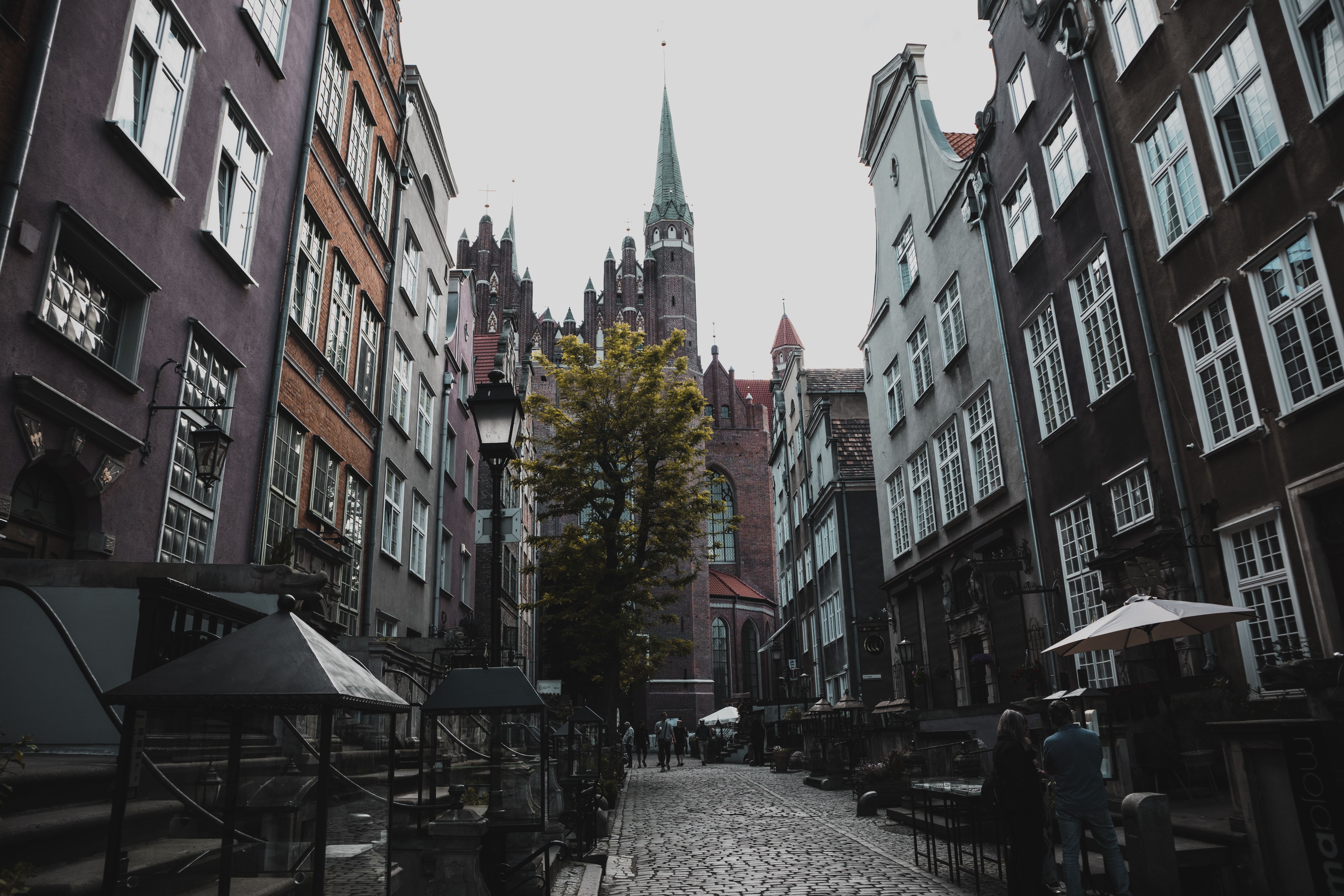 Cobblestone street in Gdańsk, Poland, featuring Gothic architecture and a vibrant urban atmosphere. — Trójmiasto