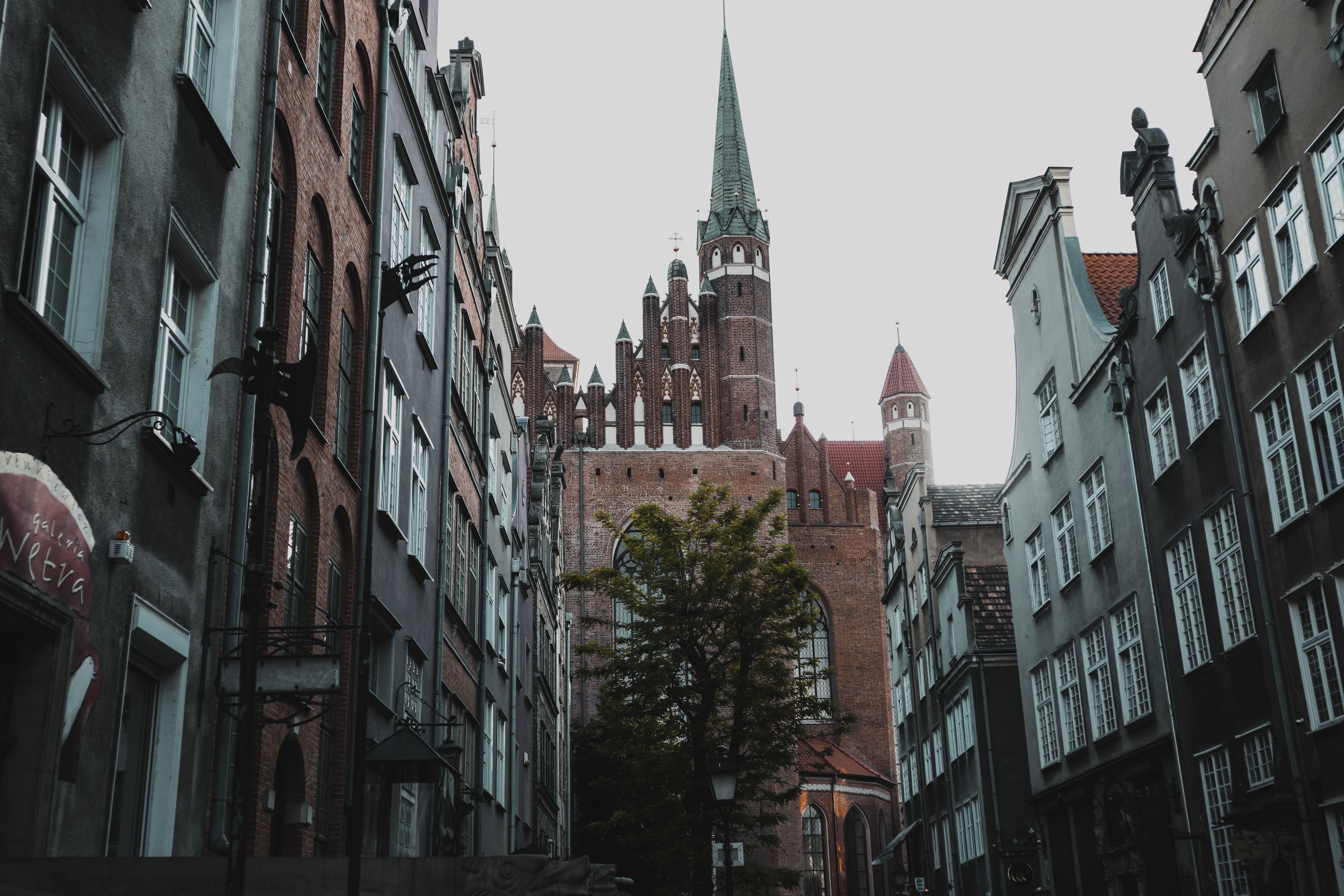 Charming view of historic architecture and a cathedral tower in Gdańsk, Poland. — Trójmiasto