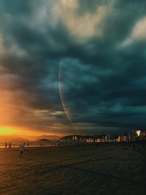 Personnes Debout Sur Beachshore Pendant Ciel Nuageux