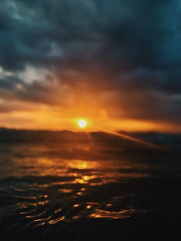 海洋日出令人惊叹，鲜艳的色彩倒映在水面，营造出戏剧性的场景