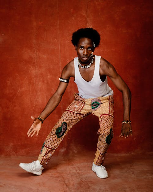 Gratis lagerfoto af afrikansk mand, afslappet tøj, brun baggrund