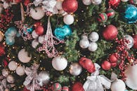 圣诞树上装饰着色彩缤纷的饰品和闪烁的灯光，非常适合作为节日装饰的灵感来源