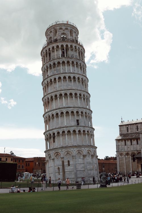 Free Stunning capture of the iconic Leaning Tower of Pisa on a clear day. Stock Photo