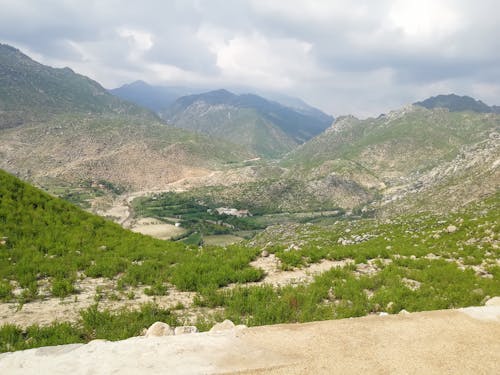 Foto d'estoc gratuïta de muntanya verda, muntanyes, muntanyes verdes