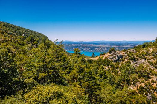Un paysage montagneux à couper le souffle : Rochers, arbres et nature en équilibre parfait