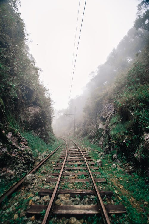 Bezpłatne Zdjęcie Railway With Fog Zdjęcie z galerii