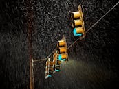 雨中的红绿灯在夜间长时间发光