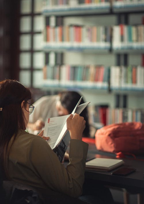 Photos gratuites de bibliothèque, être assis, femme