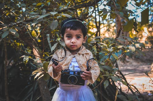 Foto De Uma Pequena Garota Segurando Uma Câmera