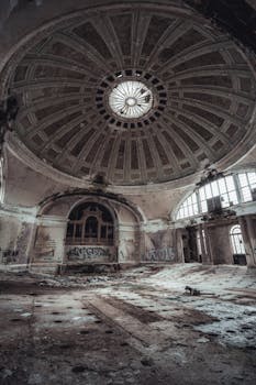 探索一座废弃建筑，它有大圆顶天花板和墙上的涂鸦