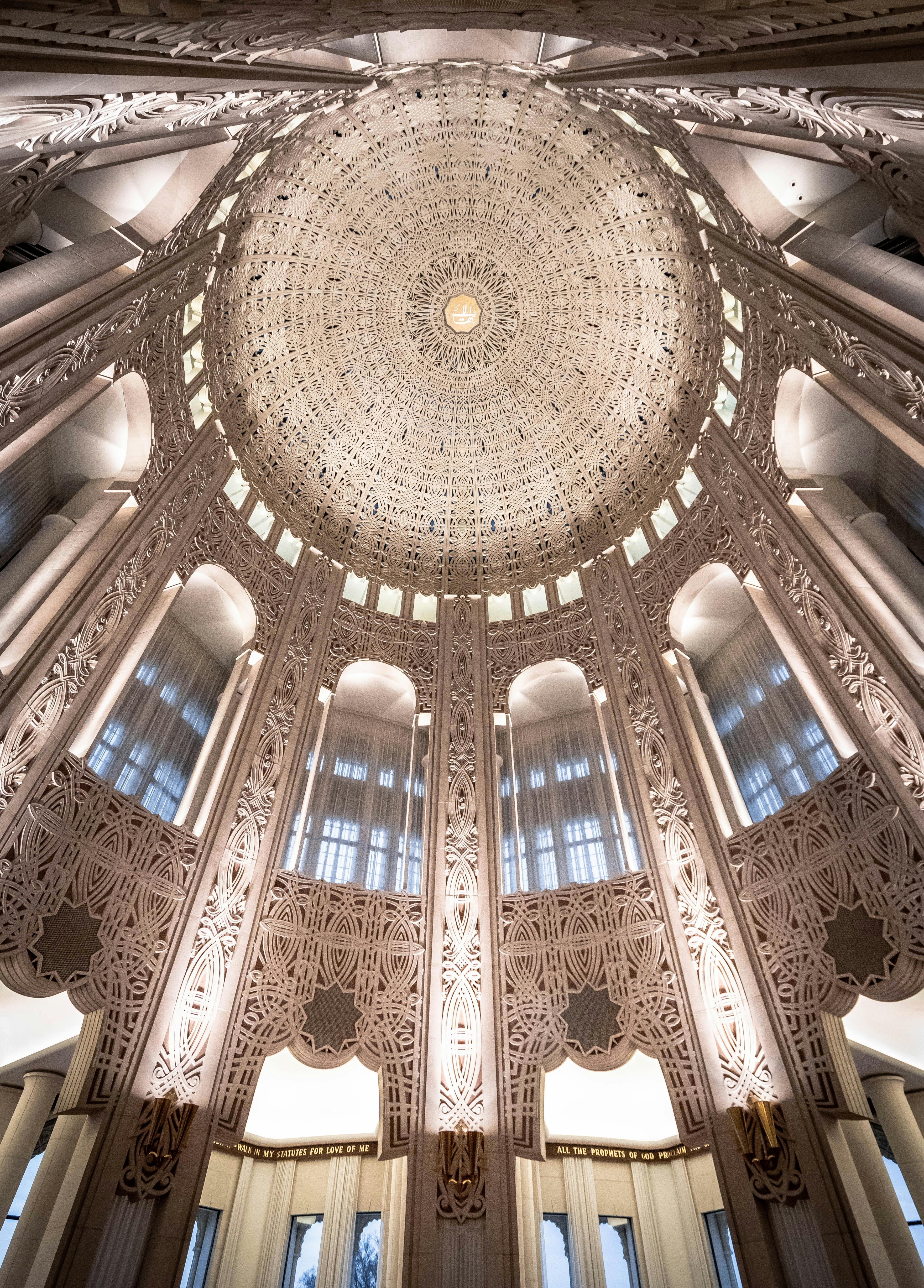 在室内，您可以欣赏宏伟华丽的圆顶天花板，其迷人细节通过现代设计元素得以完美展现