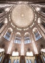 在室内，您可以欣赏宏伟华丽的圆顶天花板，其迷人细节通过现代设计元素得以完美展现