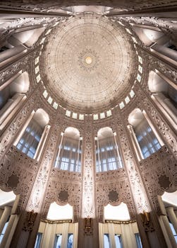 在室内，您可以欣赏宏伟华丽的圆顶天花板，其迷人细节通过现代设计元素得以完美展现