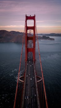 黄昏时分，金门大桥的鸟瞰图迷人，海洋与山丘宁静