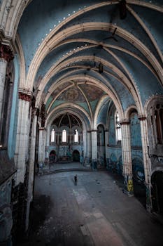 一张废弃的哥特式大教堂内部照片，拱门令人惊叹，腐朽中透着美丽