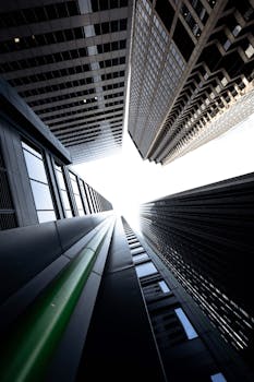 从较低的有利位置捕捉城市摩天大楼向天空汇聚的动态视角