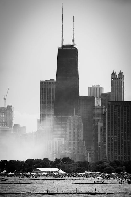 도시 건물의 회색조 사진
