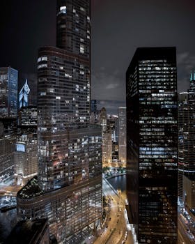 芝加哥夜间天际线的景观令人惊叹，展现了现代摩天大楼与城市灯光的活力