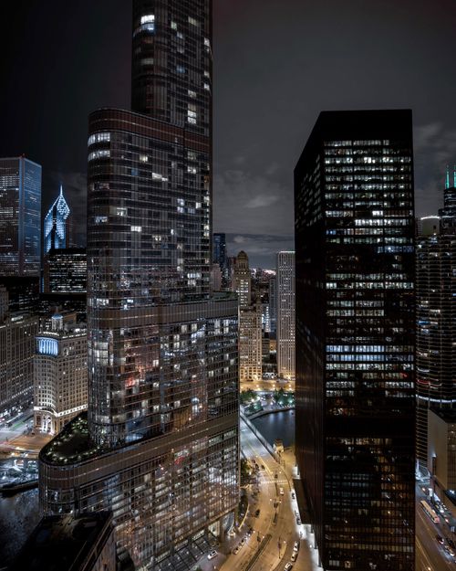Free Stunning nighttime view of Chicago skyline showcasing modern skyscrapers and vibrant city lights. Stock Photo