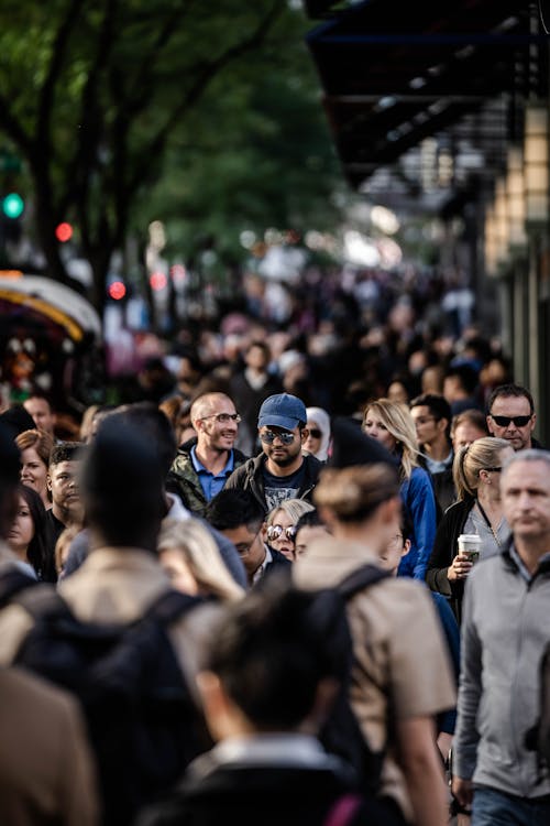 Menschen Auf Dem Bürgersteig Selektives Fokusfoto