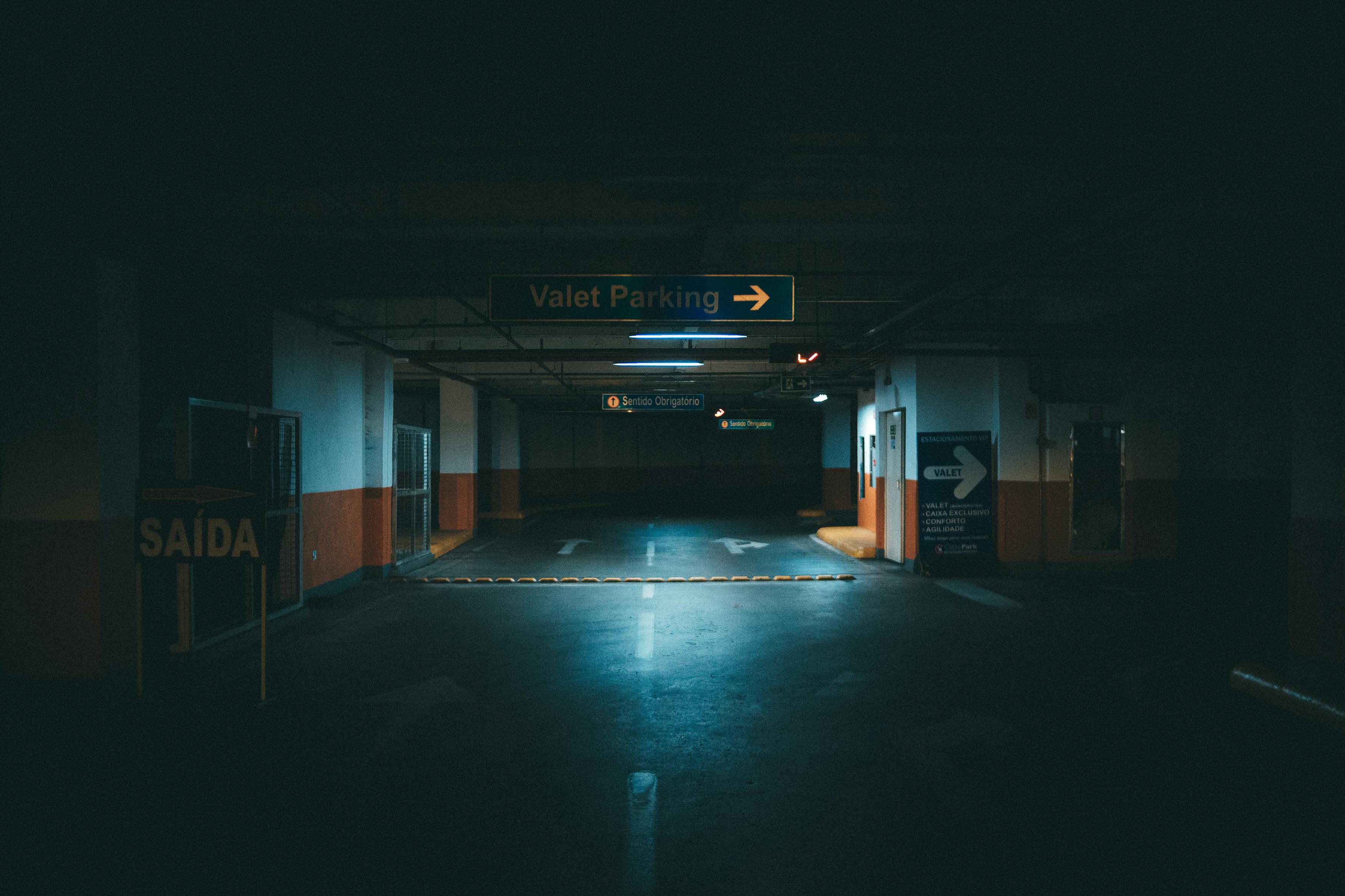 Foto de stock gratuita sobre arquitectura, estacionamiento, oscuro