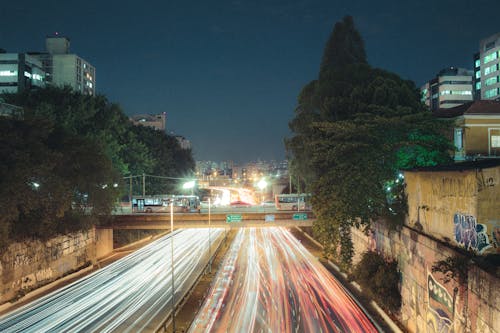 Fotografia De Lapso De Tempo Da Estrada à Noite