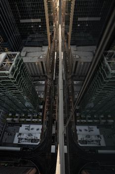 这张鸟瞰图展现了令人惊叹的现代城市景观，高耸的摩天大楼和繁忙的道路是其特色