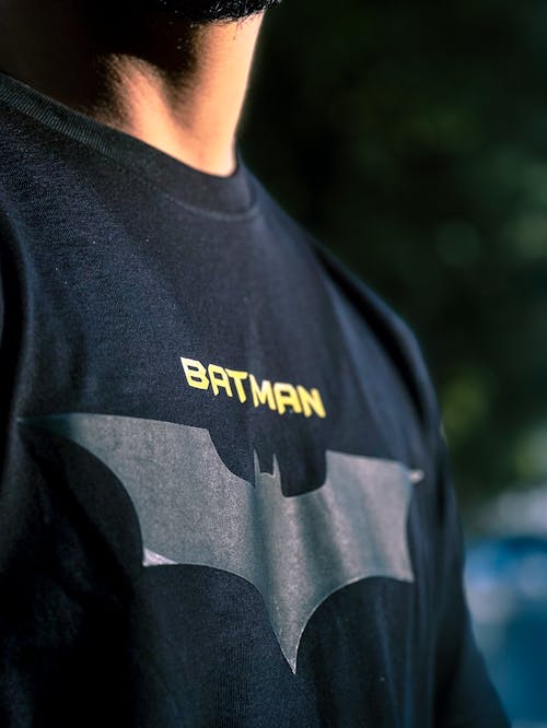 Kostenloses Stock Foto zu Batman-T-Shirt, draußen, informell