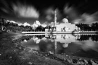 马来西亚瓜尔丁加楼漂浮清真寺在水中的戏剧性黑白倒影照片