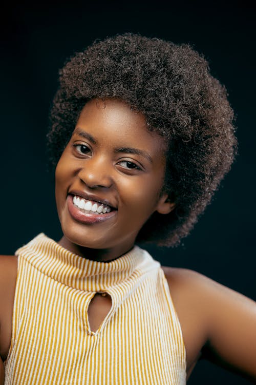 Základová fotografie zdarma na téma afro vlasy, černé pozadí, černoška
