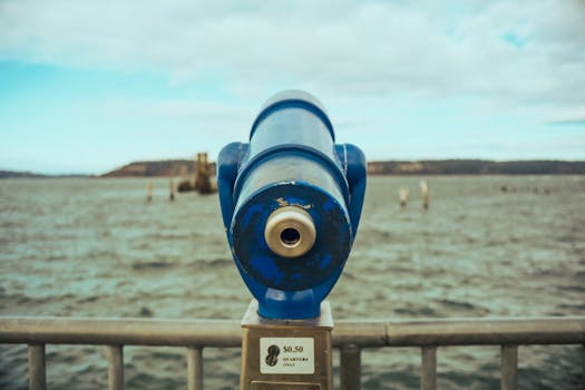 蓝色望远镜俯瞰海洋，非常适合夏季旅行和海景探索