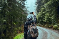 女子在森林小径上自拍，记录下大自然的美丽