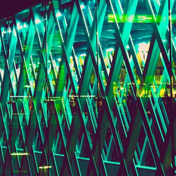 充满活力的玻璃结构，呈现出具有现代建筑风格的几何图案