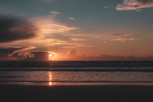 Foto Pantai Saat Matahari Terbenam